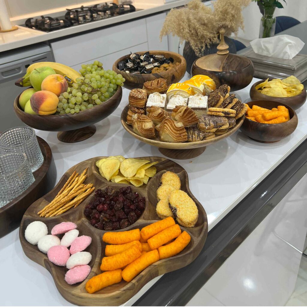 شیرینی‌خوری چوب گردو، مناسب برای پذیرایی شیک از مهمانان