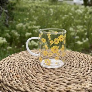 استکان دسته‌دار با طرح گل بابونه زرد و دسته شیری - نمای کامل