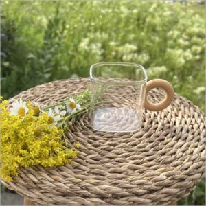 استکان مربعی شیشه‌ای با دسته چوب بامبو - ترکیب مدرن و طبیعی